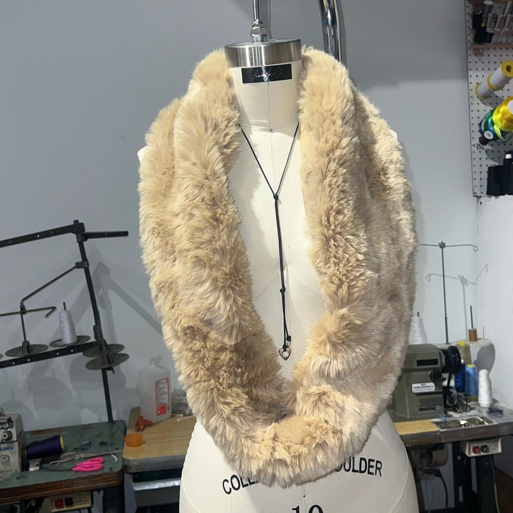 Elegant Faux Fur Scarf in Cream